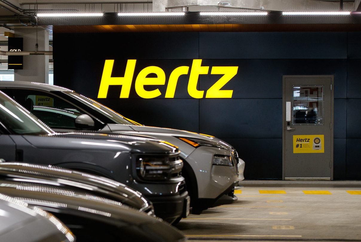 Hertz Shifts Strategy: Selling 20,000 Electric Vehicles Amidst EV Demand Slowdown Sparks Industry Reevaluation