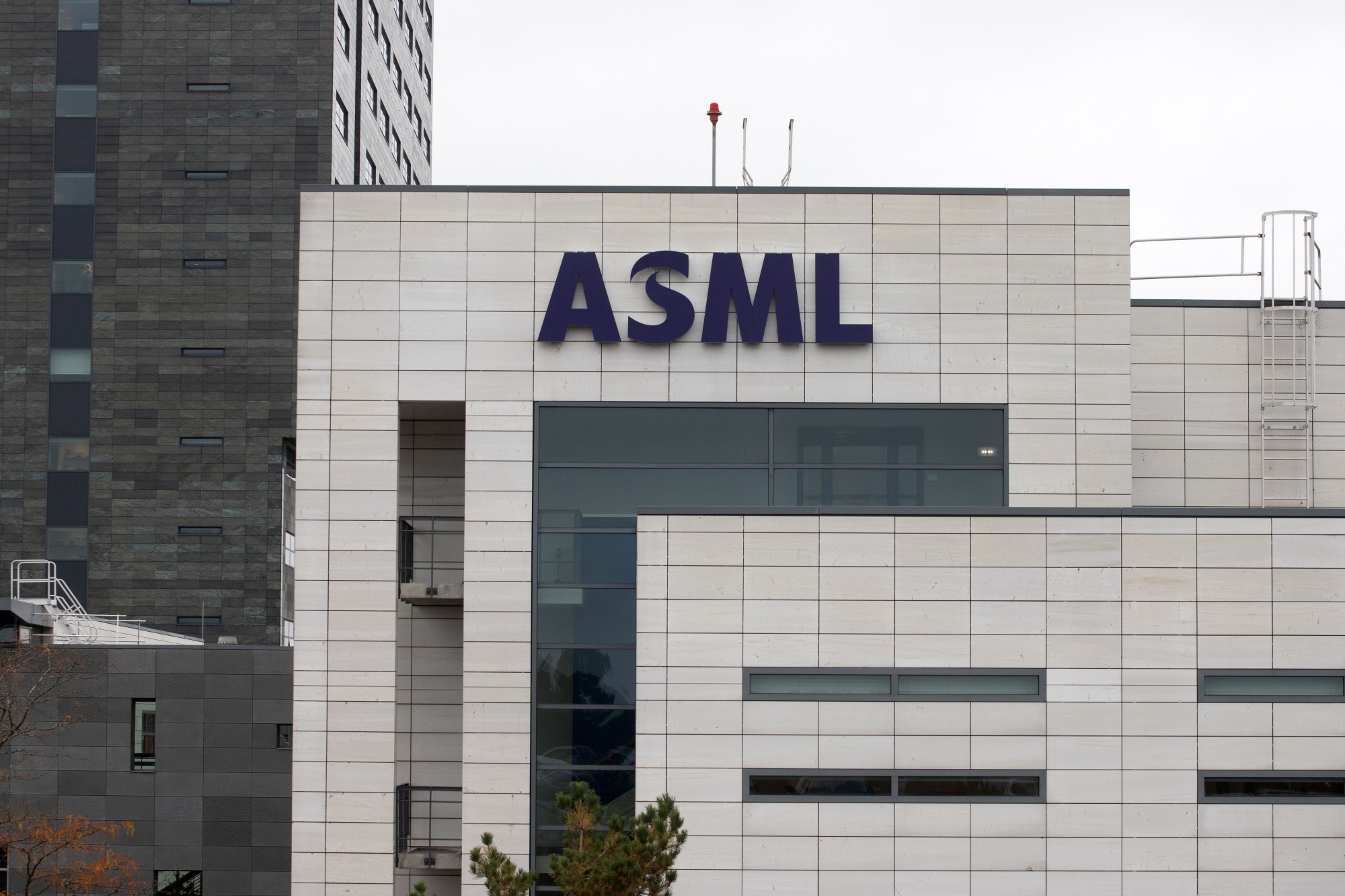 ASML Navigates Geopolitical Challenges: Impact on Sales, Export Restrictions, and China Growing Role in Semiconductor Market